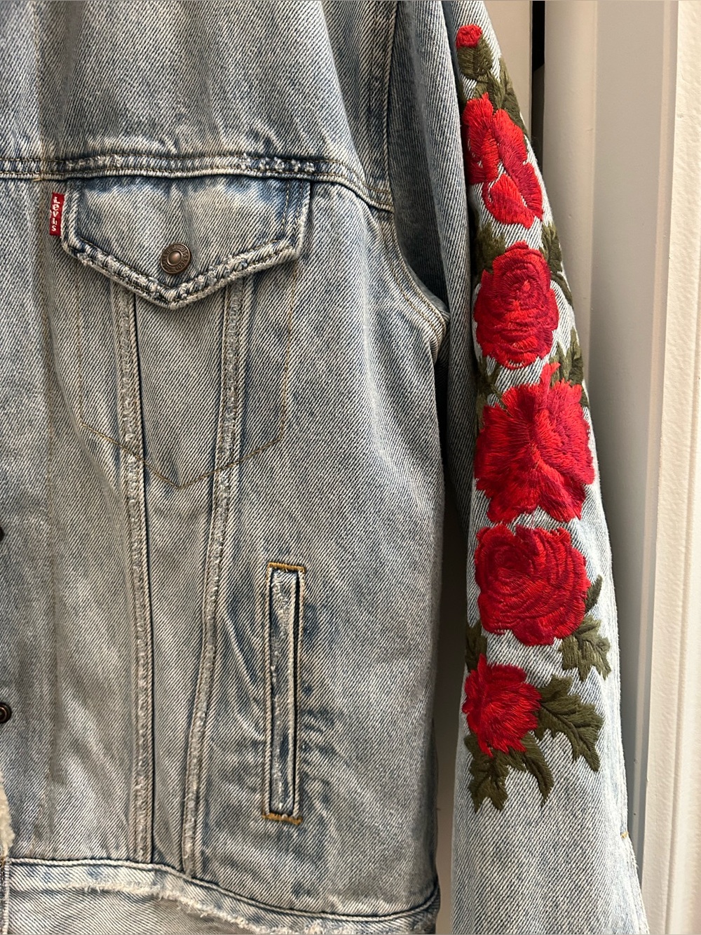 Levi's Light Blue Denim Sherpa Jacket with Red Rose Embroidery - Picture 4 of 10